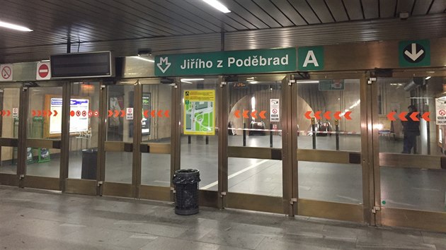 Pod vlak metra ve stanici Jiřího z Poděbrad spadl člověk. (30. listopadu 2015)