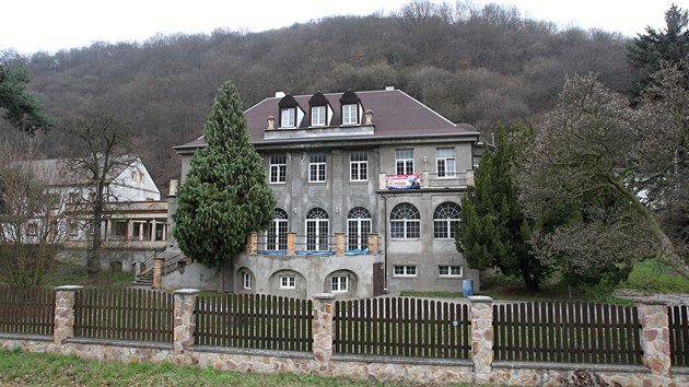 Poslanec Milan Šarapatka chtěl ve vile udělat hotel, místo toho v ní ale zřídil ubytovnu. Teď je dům na prodej.