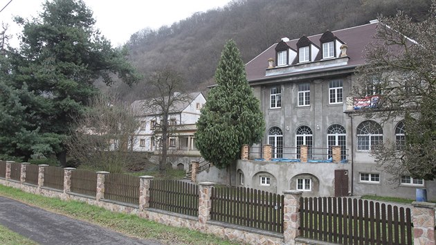 Poslanec Milan Šarapatka chtěl ve vile udělat hotel, místo toho v ní ale zřídil ubytovnu. Teď je dům na prodej.