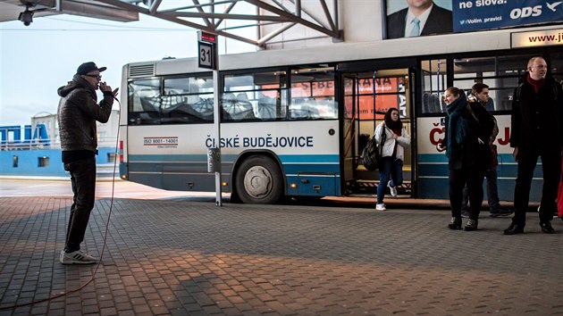 Jihoesk reggae kapela Pub Animals hrla v pondl v sedm hodin rno na eskobudjovickm autobusovm ndra, aby zpjemnila lidem cestu prce. Na netradinch koncertech pedstavuje psn, kter vyjdou v beznu na nov desce.