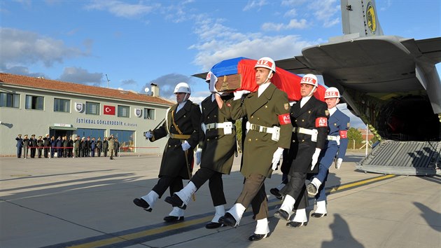 Tělo pilota Peškova Rusům o víkendu předala turecká armáda. (30. listopadu 2015)