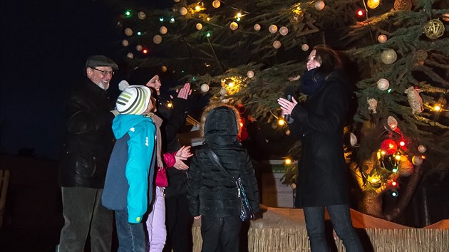 Vánoční strom v pražské zoo tentokrát rozsvítila malá Ráchel, dcera herečky Kristýny Frejové a vnučka herce Ladislava Freje.