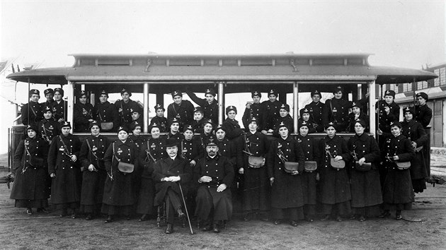 Před sto lety začaly ženy pracovat v pražské hromadné dopravě na pozici průvodčích (30.11.2015).