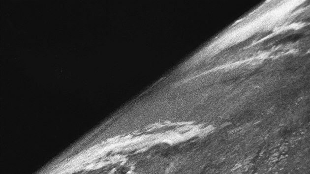 Prvn fotografii z vesmru podila upraven raketa V2 24. jna 1946 ve vce cca 105 km nad moem.