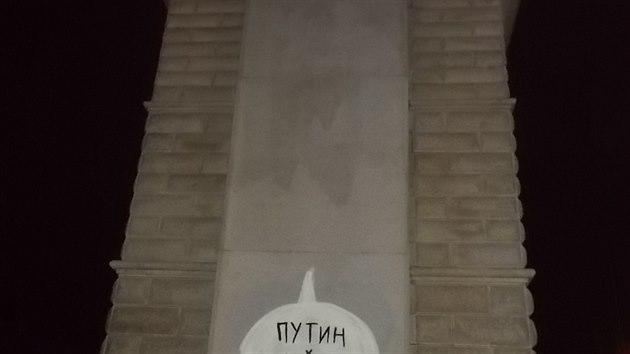 Na pomníku na Moravském náměstí v Brně se objevilo heslo ukrajinského odporu proti ruskému prezidentovi. (30. 11. 2015)