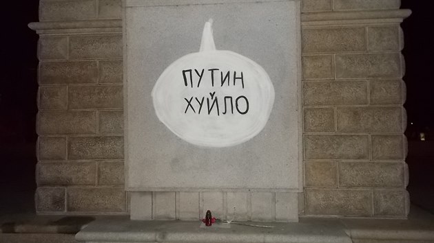 Na pomníku na Moravském náměstí v Brně se objevilo heslo ukrajinského odporu proti ruskému prezidentovi. (30. 11. 2015)