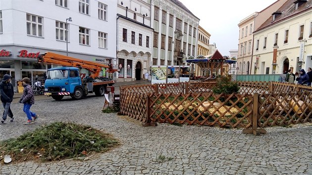 Ve Znojm� na n�m�st� spadl v�no�n� strom. Zbyla po n�m jen smutn� n�hra�ka.