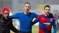 Plzetí fotbalisté se radují z vítzství. Zleva: Daniel Kolá, Jan Baránek a...