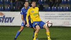 Zlínský úto�ník Tomá� Poznar si zpracovává mí�. Zezadu ho brání liberecký Jan...