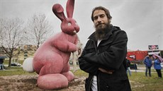 Odhalení sochy králíka v Plzni na Košutce. Na snímku autor Adam Trbušek.