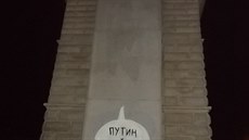 Na pomníku na Moravském námstí v Brn se objevilo heslo ukrajinského odporu...