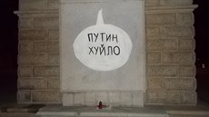 Na pomníku na Moravském námstí v Brn se objevilo heslo ukrajinského odporu...