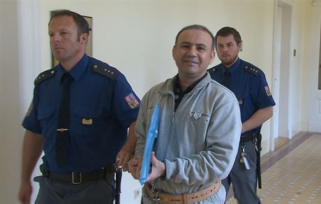Obalovaný Iránec Behrouz Dolatzadeh u Mstského soudu v Praze (2. 5. 2013)