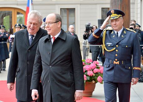 Rostislav Pilc (vpravo) jet jako náelník Vojenské kanceláe prezidenta republiky pi návtv monackého kníe Alberta II. na Praském hrad. (9. dubna 2015)