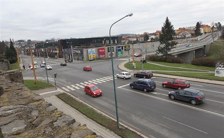 Hradební ulice v Jihlav (na snímku vede podél nákupního City Park a hradeb) dostane bhem letoního roku jet o jeden jízdní pruh víc.