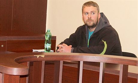 Obalovaný David Jakoubek u klatovského soudu. (1. prosince 2015)
