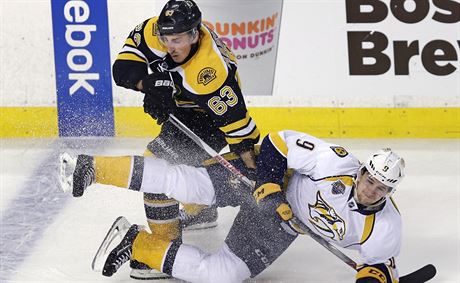 Bostonský útoník Brad Marchand (vlevo) v souboji s Filipem Forsbergem z...