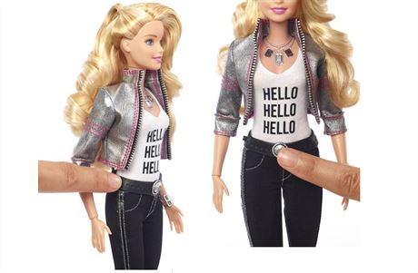 Nová Hello Barbie komunikuje po stisknutí knoflíku na pásku.