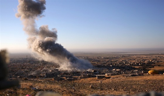 Spojenecké nálety podporovaly i pozemní ofenzivu v iráckém Sindáru (12. listopadu 2015).
