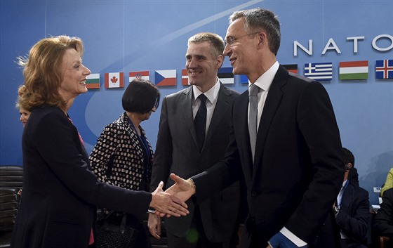 Šéf NATO Jason Stoltenberg (vpravo) gratuluje zástupcům Černé Hory k rozhodnutí...