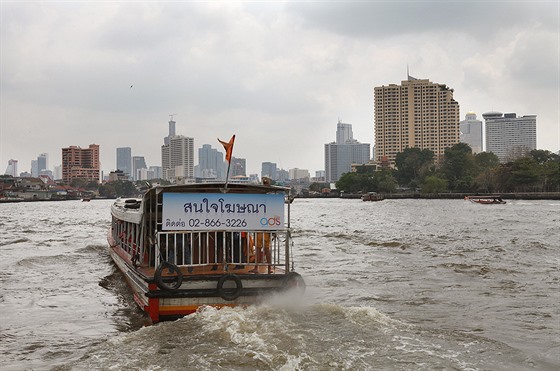 eka král Chao Phraya vede centrem Bangkoku a je z ní nádherný pohled na...