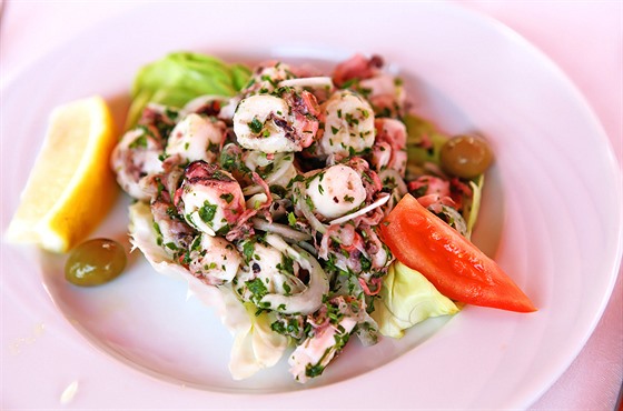 Jedním z oblíbených způsobů podávání chobotnice je studený salát.