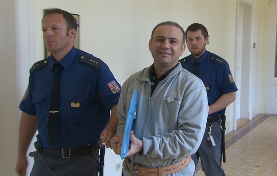 Obalovaný Iránec Behrouz Dolatzadeh u Mstského soudu v Praze (2. 5. 2013)