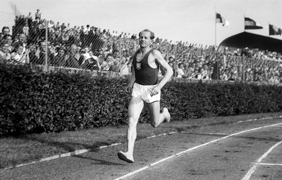 Emil Zátopek na mezinárodních lehkoatletických závodech na Strahov. (17. srpna...