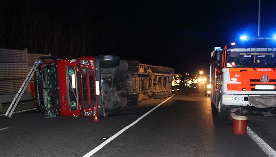 Nehoda slovenského kamionu blokovala řadu hodin hlavní tah na Slovensko. (8....