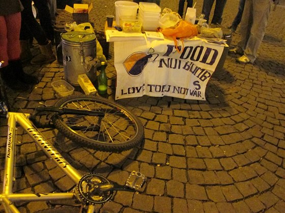 Organizace Food Not Bombs vaí jídlo a bezdomovcm ho pravideln rozdává.