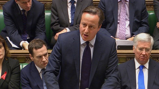 Britský premiér David Cameron ve stedu v parlamentu obhajoval chystané nálety...