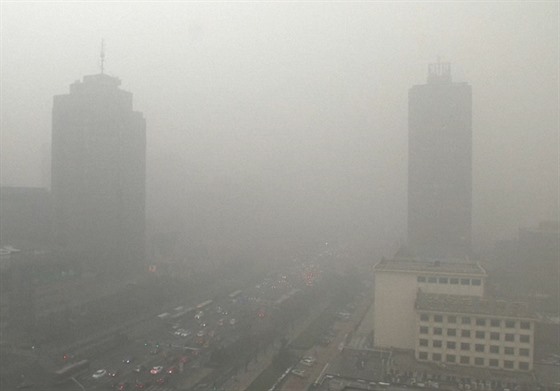 Smog v Pekingu vzniká ze zplodin automobil a spalování uhlí pi vytápní dom...