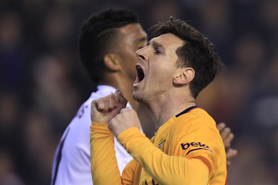 Lionel Messi lituje své ance v zápase proti Valencii.