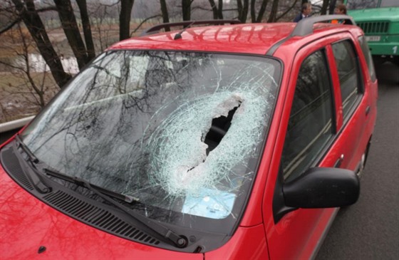 Kámen, který odlétl od kol náklaáku, rozbil protijedoucímu auto pední sklo a...