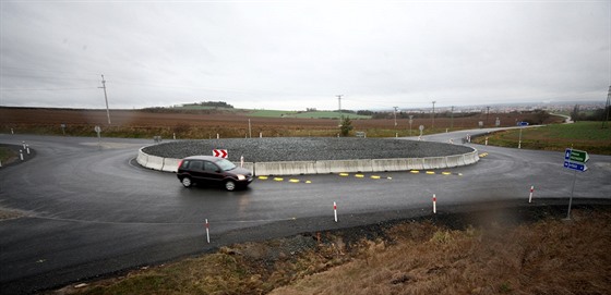 Nový kruhový objezd u Letkova má tvar oválu. Prostor mezi betonovými bloky je...