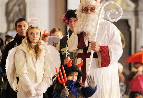 Setkání Mikulá��, �ert� a and�l� v Klatovech na akci Nebeské nám�stí. (4....