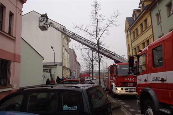 Zásah hasičů ve Wenzigově ulici v Plzni. (8. prosince 2015)