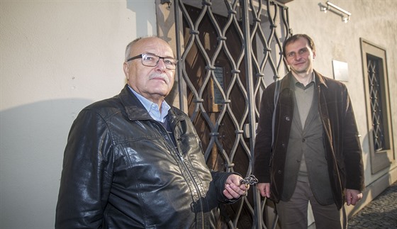 Vedoucí správy majetku olomouckého arcibiskupství Václav Tichý (vlevo) pevzal...