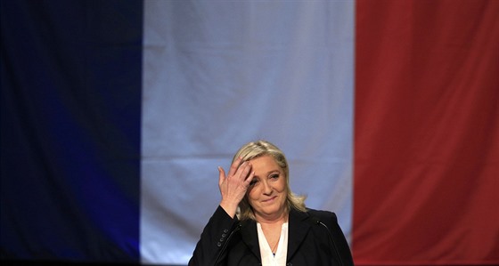 éfka Národní fronty Marine Le Penová po svém projevu, který pednesla po...