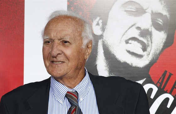 Robert Loggia s plakátem filmu Zjizvená tvá