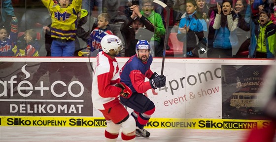 David Kuchejda z Budjovic (vpravo) slaví trefu do sít Slavie, vlevo je...