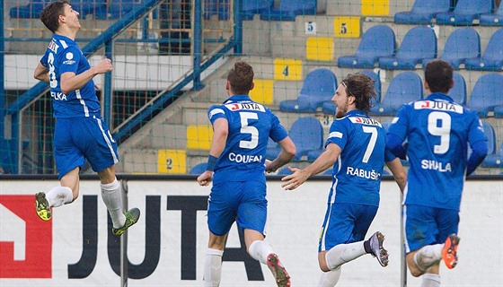 Liberecký David Pavelka (vlevo) slaví se spoluhrái trefu do sít Slavie.