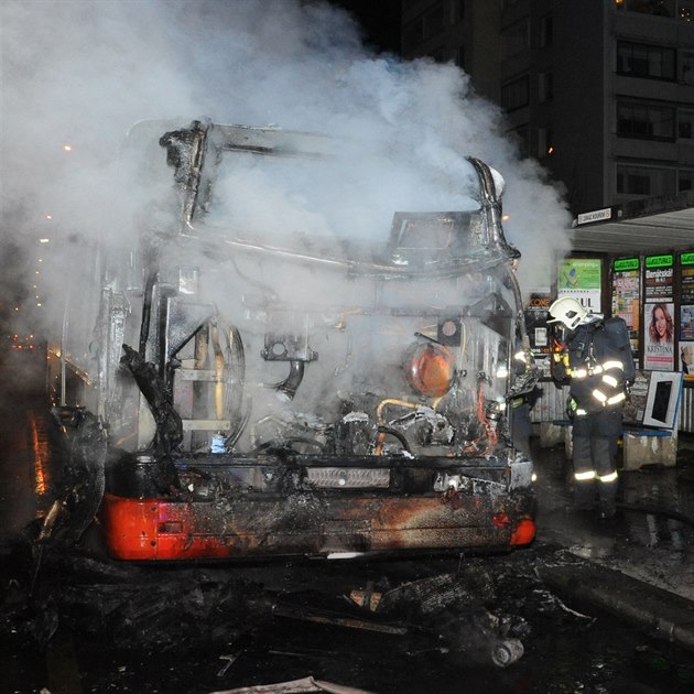 V Tupolevově ulici shořel během dvou dnů již druhý autobus dopravního podniku.