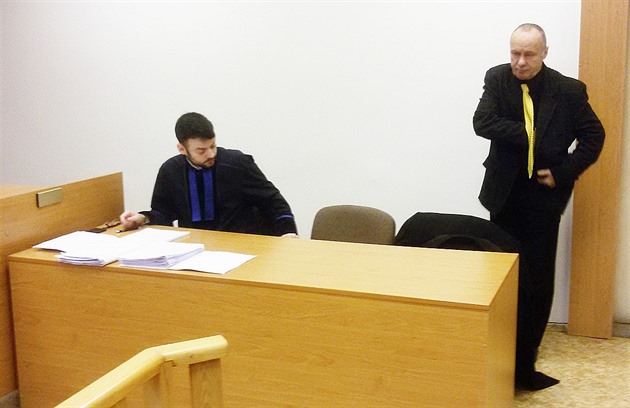 Obalovaný Jaroslav Stank (vpravo) u Krajského soudu v Plzni. (1. prosince...
