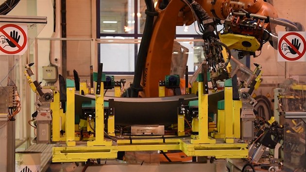 Nová pln robotizovaná lisovna díl Karsit pro automobilku