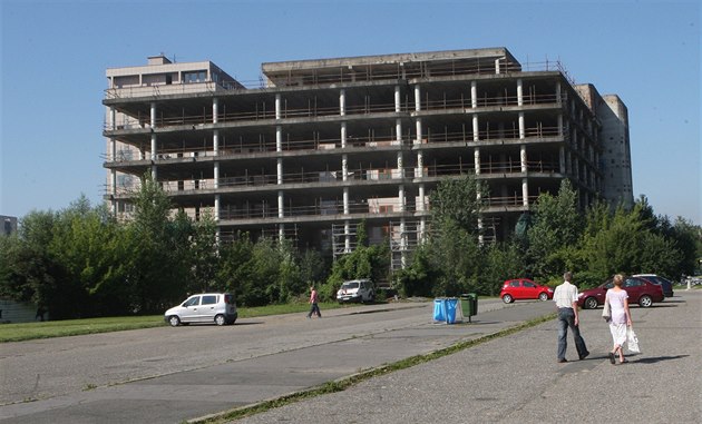 Skelet rozestav�né budovy v Ostrav� hyzdil t�icet let �ir�í centrum Ostravy.