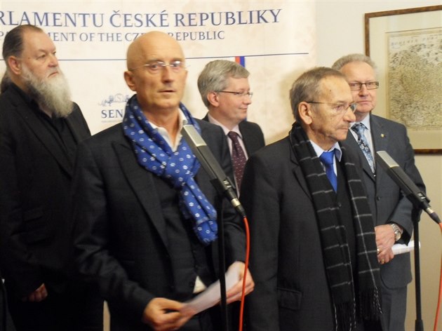 Senátor Ivo Valenta vytáhl se Stranou soukromník�, za ní� byl zvolen do Senátu, proti povinným kontrolním hlá�ením. A na�lo se dost senátor�, kte�í zákon napadnou u Ústavního soudu.