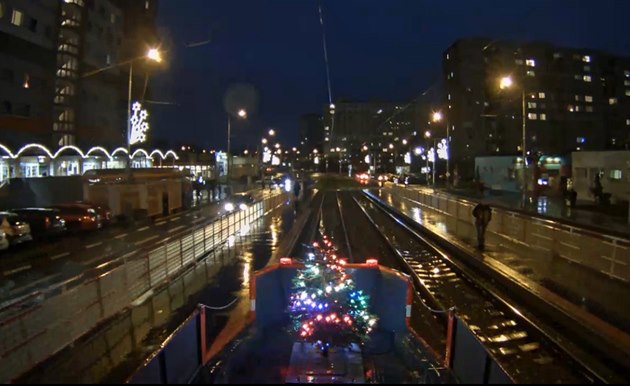 Mazací tramvaj si veze strome�ek.