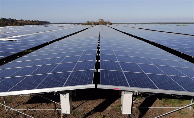 Ob�í solární elektrárna ve Francii.