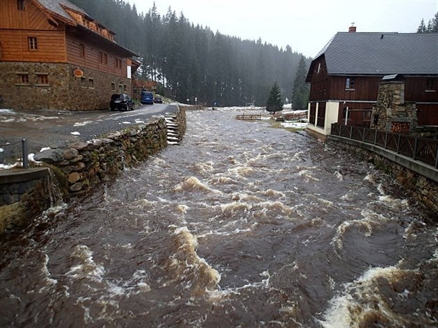 Roklanský potok v Modrav� ráno dosáhla t�etího povod�ového stupn�, pozd�ji...